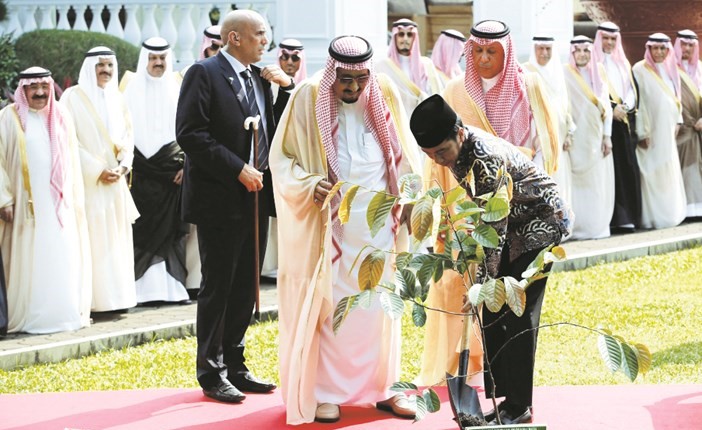 خادم الحرمين الشريفين الملك سلمان بن عبدالعزيز والرئيس الإندونيسي جوكو ويدودو خلال غرسهما شجرة في القصر الرئاسي في كوالالمبور (أ.ف.پ)﻿