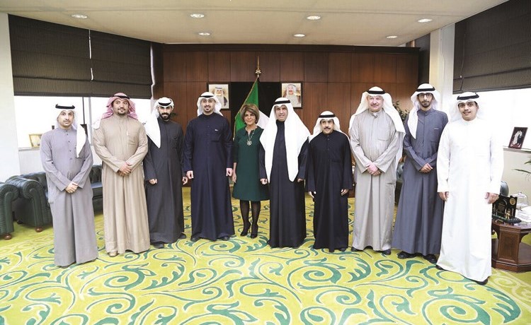 د.فالح العزب وعبداللطيف السريع ومحمد الحماد وهيام المحري مع عدد من الموثقين الجدد﻿