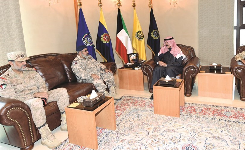 الشيخ محمد الخالد مستقبلا اللواء الركن غانم الغانم بحضور الفريق الركن محمد الخضر﻿