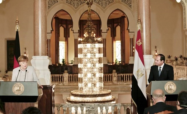 الرئيس عبدالفتاح السيسي خلال مؤتمر صحافي مشترك مع المستشارة الألمانية أنجيلا ميركل في القاهرة أمس(رويترز)﻿