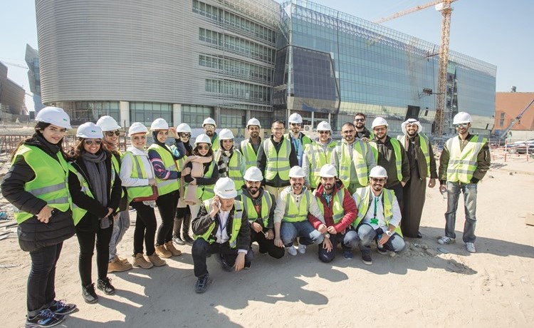 المشاركون في برنامج أكاديمية هندس لإعداد القيادات الهندسية خلال زيارتهم الميدانية إلى موقع جامعة صباح السالم الجامعية﻿