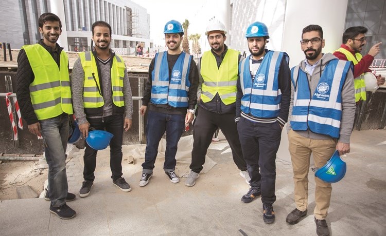 مجموعة من المهندسين في جولة تفقدية بأحد المشاريع﻿