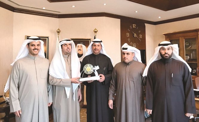 د.أحمد الأثري يتسلم هدية تذكارية من فايز العازمي﻿
