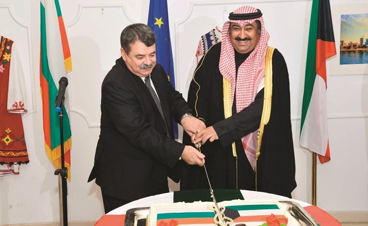 السفير وليد الخبيزي يشارك سفير بلغاريا قطع كعكة الاحتفال﻿