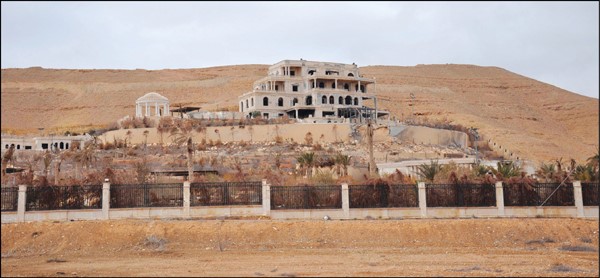 صورة نشرتها وكالة «سانا» السورية لمدينة تدمر عقب استعادتها من يد «داعش» أمس الأول 	(رويترز)