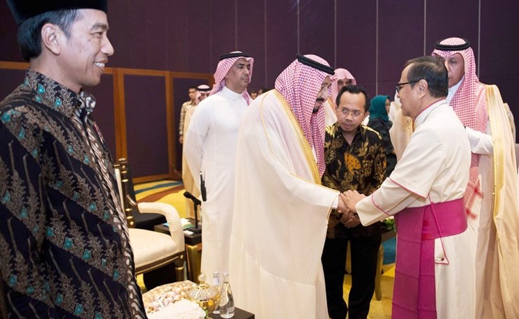 خادم الحرمين الشريفين الملك سلمان بن عبدالعزيز مستقبلا عددا من الشخصيات الإسلامية ومسؤولي الأديان الأخرى في جاكرتا بحضور الرئيس الإندونيسي جوكو ويدودو									(واس)﻿