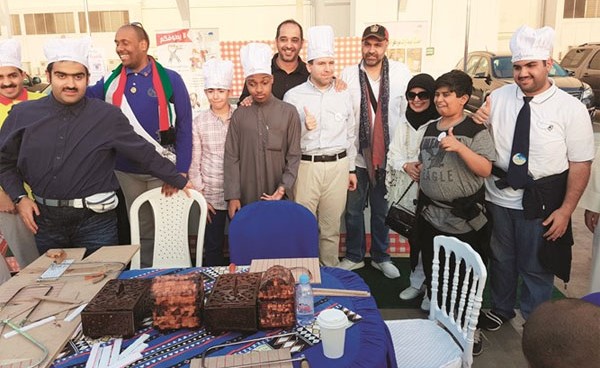الشيخ محمد العبدالله مع عدد من أبناء التوحد في المهرجان ﻿
