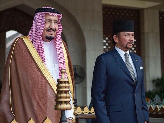 الملك سلمان يبحث مع سلطان بروناي التعاون الثنائي