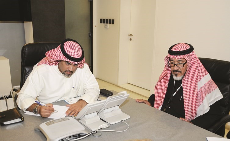 عمر الطبطبائي مع المستشار الزميل يوسف عبدالرحمن﻿