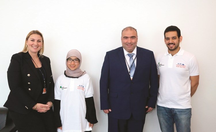الطلاب المشاركون مع رئيس كلية الهندسة د.محمد غيث﻿