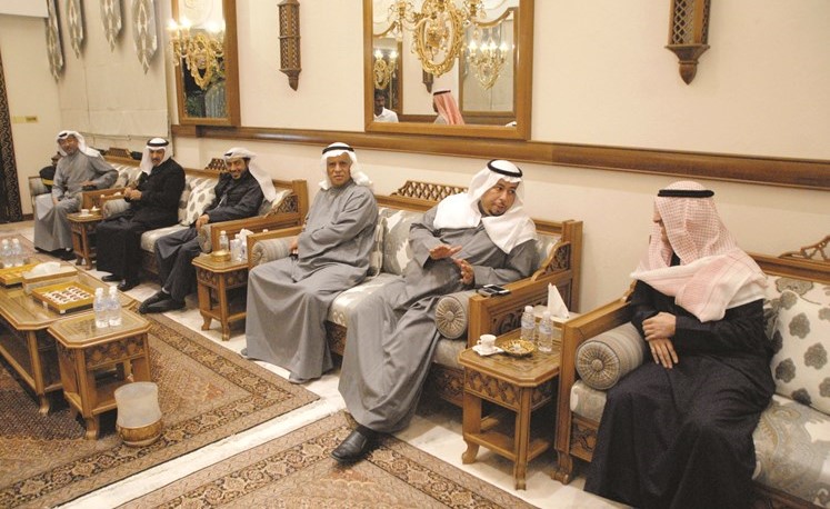 الشاعر خالد المنشرح أثناء إلقاء قصيدته﻿
