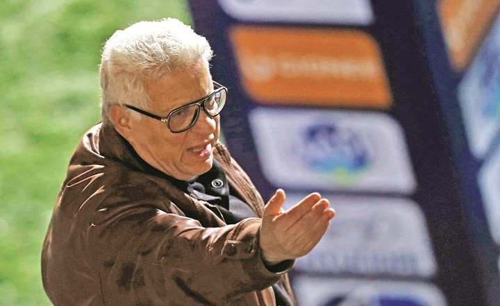 رئيس نادي الزمالك مرتضى منصور فتح النار على الاتحاد المصري والحكام وفي الاطار لمسة اليد التي اثارت غضب الزملكاويين							(نقلا عن التلفزيون)﻿