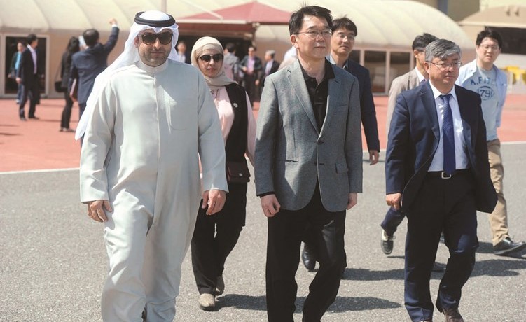 ياسر أبل ووزير النقل والبنى التحتية الكوري خلال جولة في موقع المشروع﻿