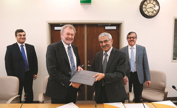  د.عدنان شهاب الدين ود.بغارن أولسين بعد توقيع الاتفاقية﻿