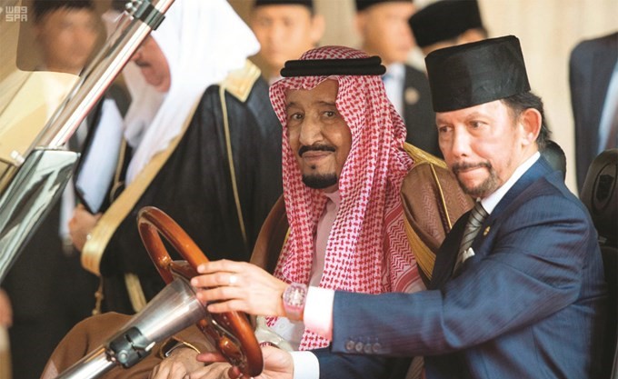 السلطان حسن البلقيه سلطان بروناي دار السلام وخادم الحرمين الشريفين الملك سلمان بن عبدالعزيز قبيل مباحثاتهما أمس	(واس) ﻿