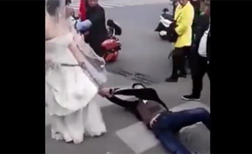 بالفيديو.. عروس تسحب عريسها للزواج مكبلا بالسلاسل لمحاولته الفرار منها  !