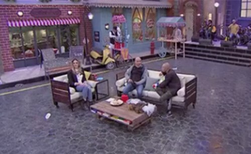 بالفيديو..مذيعة مصرية تتعرض لموقف محرج بعد أن عضّها قرد على الهواء !