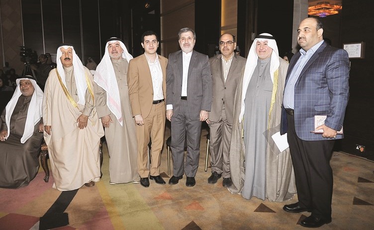 صالح عاشور وجواد بوخمسين وم.أسامة الصايغ والسفير الإيراني د.علي رضا عنايتي ود.سمير أرشدي وعدد من المشاركين في الملتقى﻿