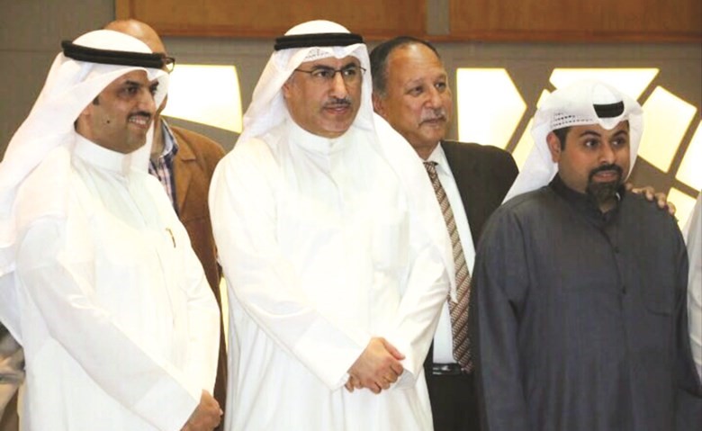 د.محمد الفارس في مقدمة الحضور خلال الاحتفال بتدشين الموقع الالكتروني لمنطقة مبارك الكبير﻿