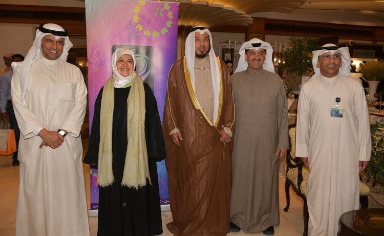 د.عبدالله المعتوق ووليد الخشتي ونسيبة المطوع في جناح زين ﻿