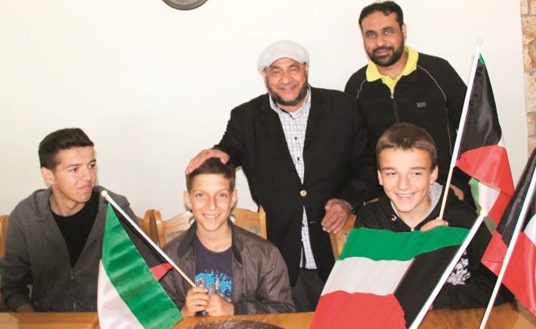 أحمد الكندري والدبوس أثناء زيارة أيتام كوسوفا﻿