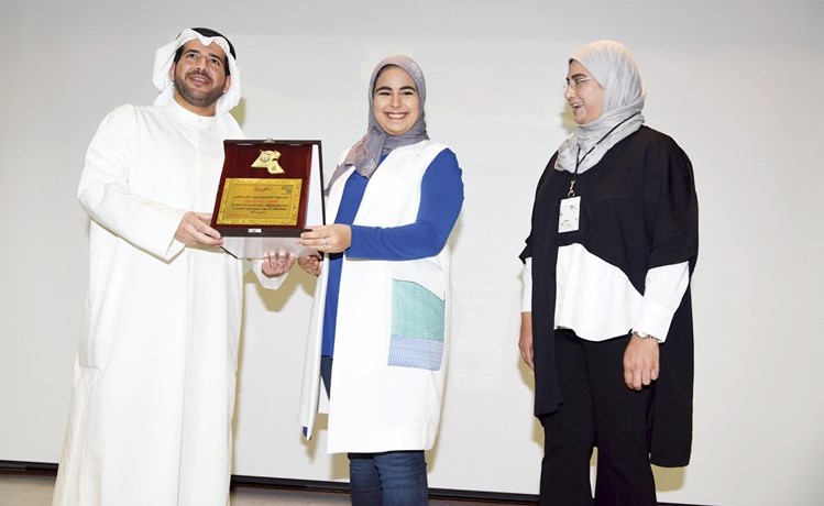 الشيخ عبدالله الأحمد مكرما إحدى المشاركات	(ريليش كومار)﻿