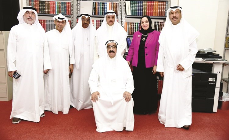 شادي الخليج يتوسط أعضاء مجلس إدارة جمعية الفنانين الكويتيين﻿