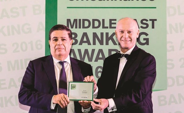 عادل اللبان متسلما الجائزة ﻿