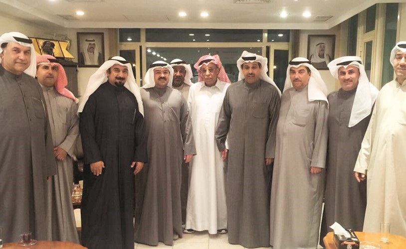 د. حمود فليطح الى جانب جمال الكاظمي وأعضاء مجلس ادارة العربي ﻿
