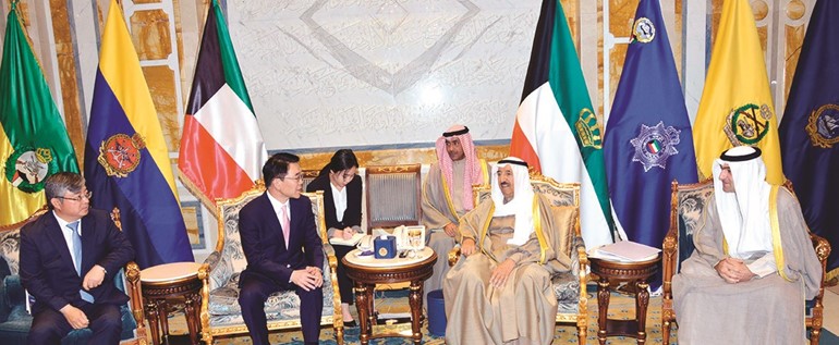 صاحب السمو الأمير الشيخ صباح الأحمد مستقبلا ياسر أبل ووزير الأراضي والبنية التحتية الكوري كانغ هوين ﻿