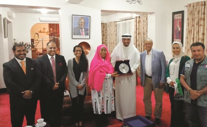 نائبة رئيس تنزانيا سامية حسن سولوهو خلال لقائها سفيرنا في تنزانيا جاسم الناجم ووفد جمعية الهلال الأحمر﻿