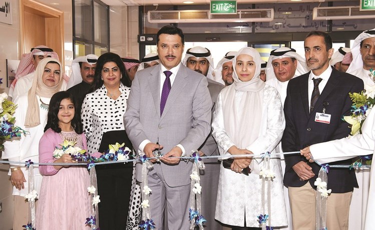 الوزير د.جمال الحربي يقص شريط الافتتاح مع مدير المنطقة د.شيخة الهاجري﻿