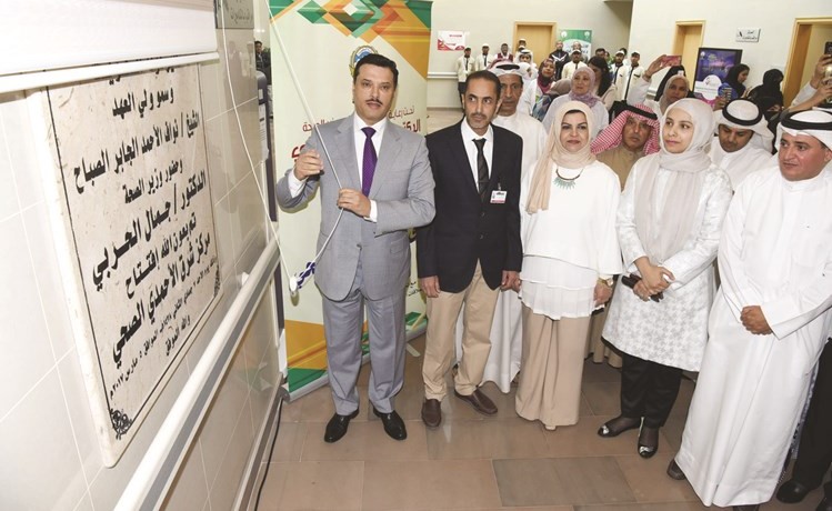 الوزير يكشف الستار عن اللوحة التذكارية للمركز	 (احمد علي)﻿