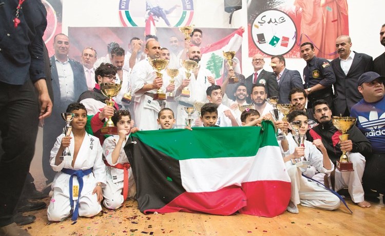 فرحة الفوز والعلم الكويتي﻿