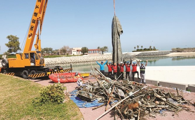 فريق الغوص يرفع مخلفات بزنة 5 أطنان من ساحل الدعية