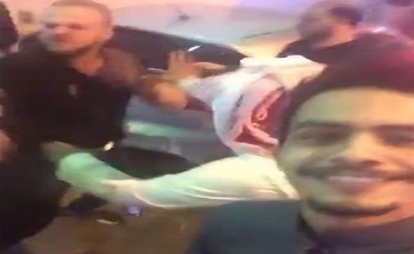شاهد فيديو لشاب خليجي يصور سيلفي مبتسمًا وسط مضاربة جماعية !
