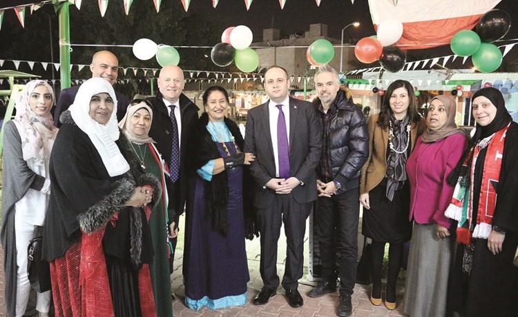 المدير العام ومديرو الفندق مع الشيخة شيخة الصباح والعديد من أعضاء الجمعية﻿