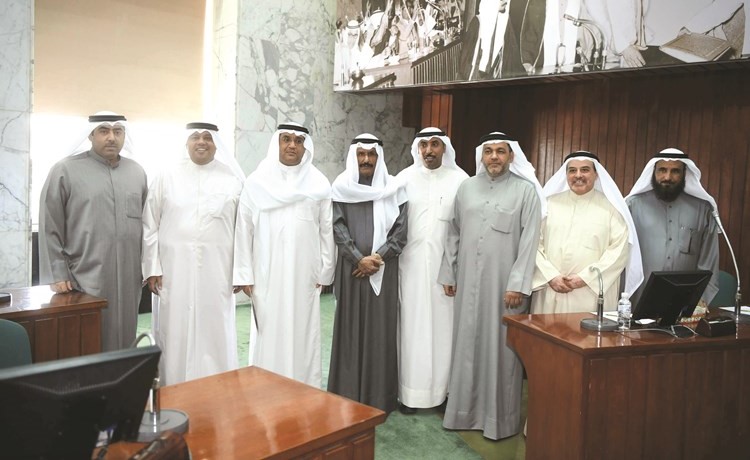 مشعل الجويسري وفهد الصانع وأسامة العتيبي ومحمد المعجل ود.منصور الخرينج ود.حسن كمال ويوسف الصقعبي وفالح البريكي				 محمد هاشم﻿