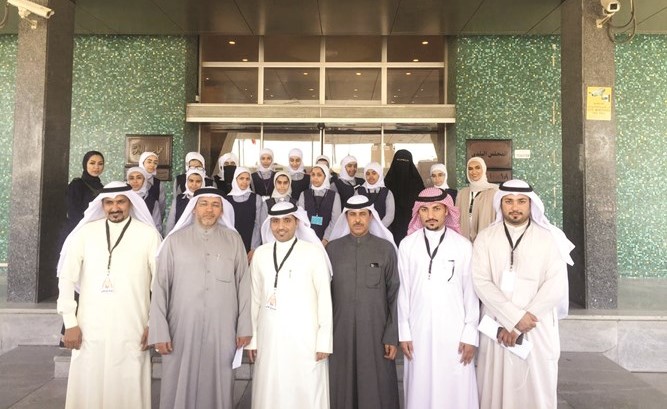 د.حسن كمال وغانم الفهد يتوسطان وفد الطالبات ﻿
