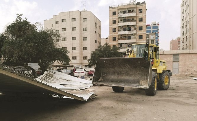 إزالة إحدى المظلات المخالفة﻿