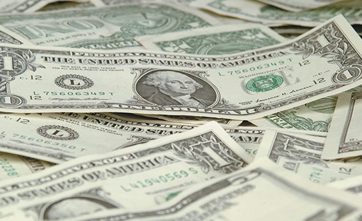 الدولار إلى 16.90 جنيهاً.. والدينار بـ 53.95 جنيهاً
