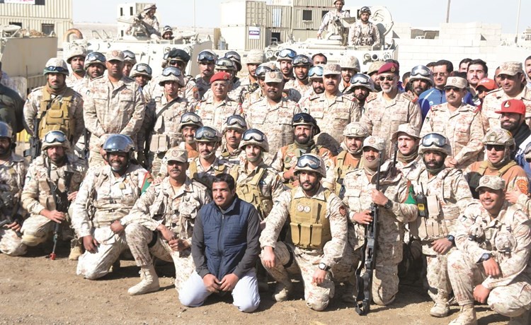 الفريق الركن محمد الخضر والفريق الركن الشيخ عبدالله النواف يتوسطان المشاركين في التمرين﻿