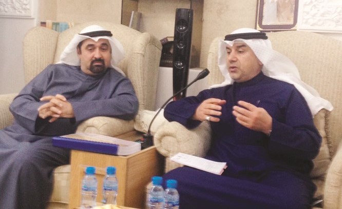 محمد بن نخي وعبدالله التميمي خلال الحديث عن تطاير الحصى﻿
