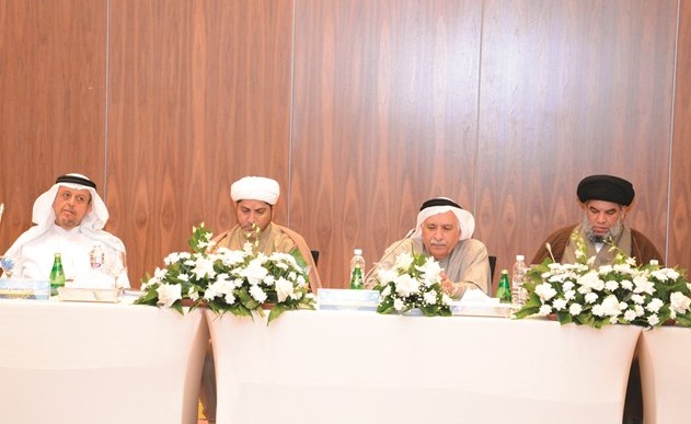  عبد الهادي الصالح وعدد من المشاركين في إحدى جلسات الملتقى السادس للوقف الجعفري﻿
