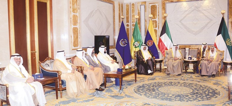 سمو الأمير خلال لقائه رئيس مجلس الأمة والنواب الحميدي السبيعي ود.جمعان الحربش ونايف المرداس وصلاح خورشيد ومحمد الدلال وطلال الجلال﻿