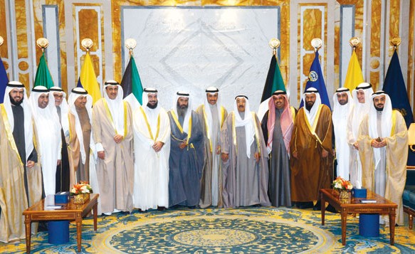 صاحب السمو الأمير الشيخ صباح الأحمد لدى استقباله رئيس مجلس الأمة مرزوق الغانم ومجموعة من النواب أمس  