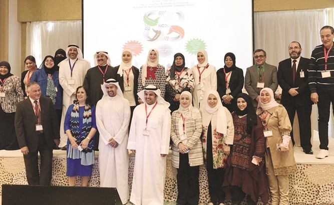  د.ماجدة القطان متوسطة المنظمين والمشاركين في المؤتمر﻿