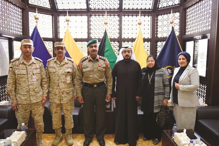 الرئيس يتوسط أسرة المغفور له اللواء عبدالجليل الصالح﻿