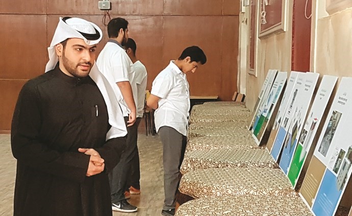 الطلاب والمعلمون يتابعون صور الاختراعات الكويتية﻿