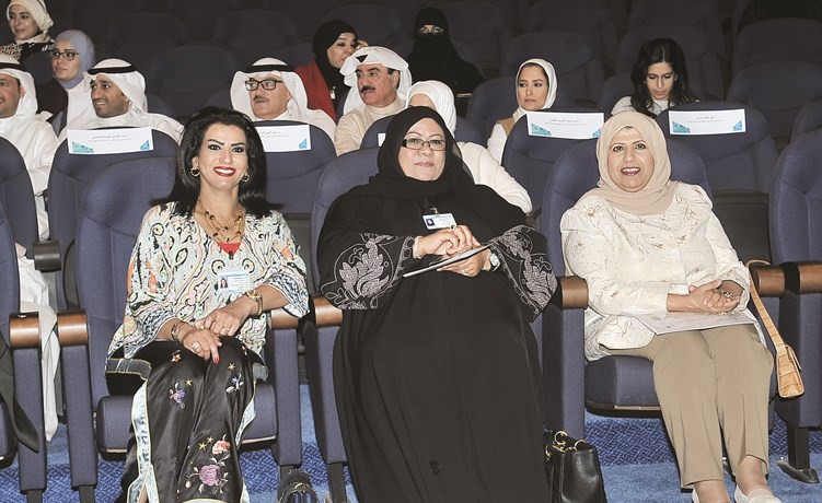 د. سلوى الجسار وفاطمة العازمي في مقدمة الحضور﻿